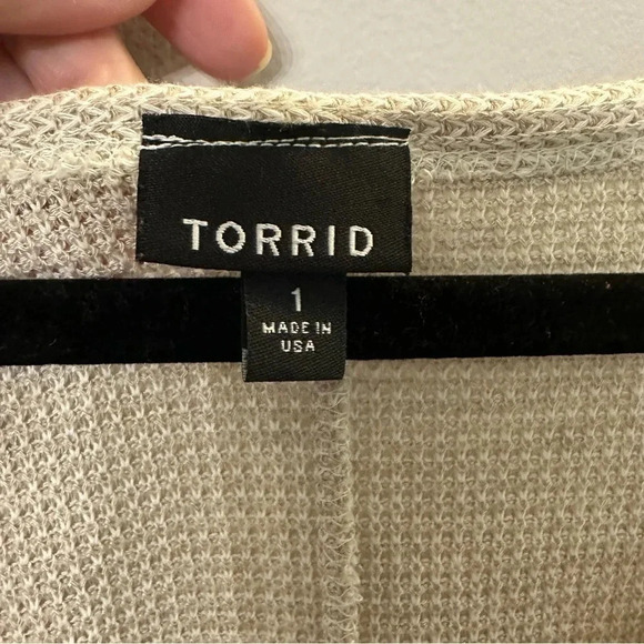 Torrid Waffle Knit Long Sleeve Cold Shoulder w/ Tie Sweater Size 1, 1X - Picture 3 of 9
